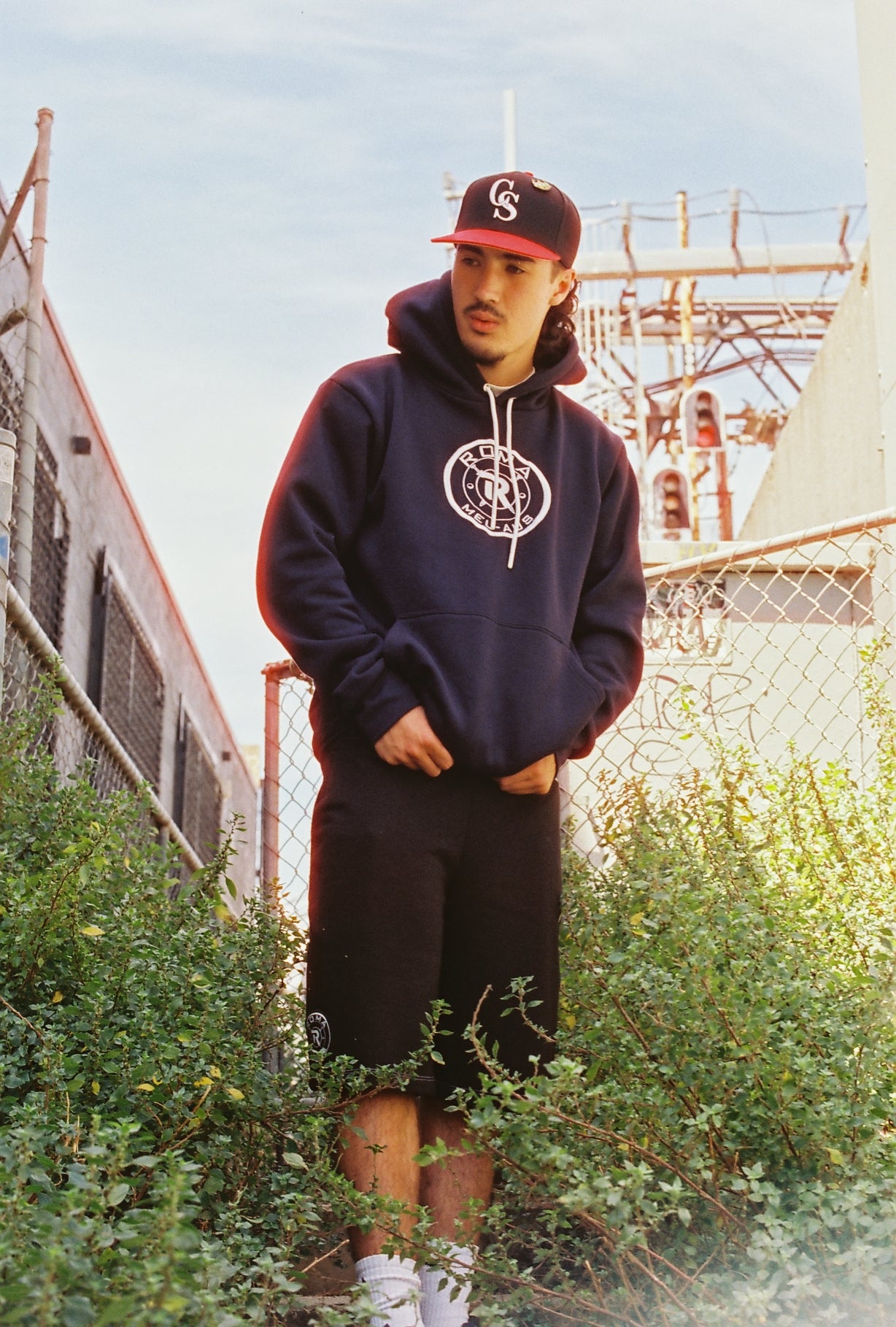 - EMBROIDED CREST HOODIE NAVY -